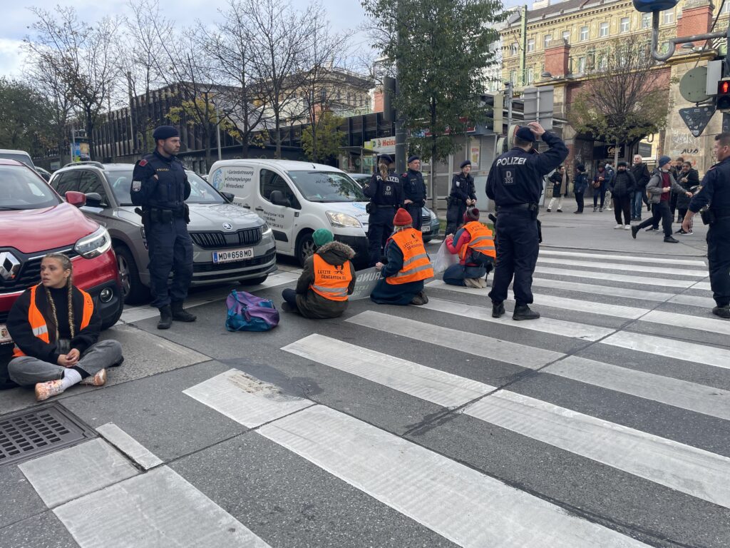 Aktivist:innen der Letzten Generation sitzen am Gürtel in Wien.